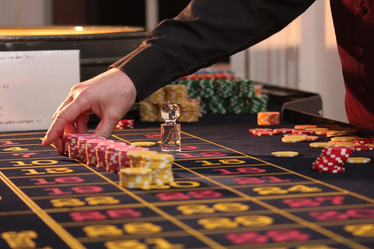mmk789 Live Casino တွင် Real Dealer ဖြင့် Baccarat ကစားနေသည့် မြင်ကွင်း